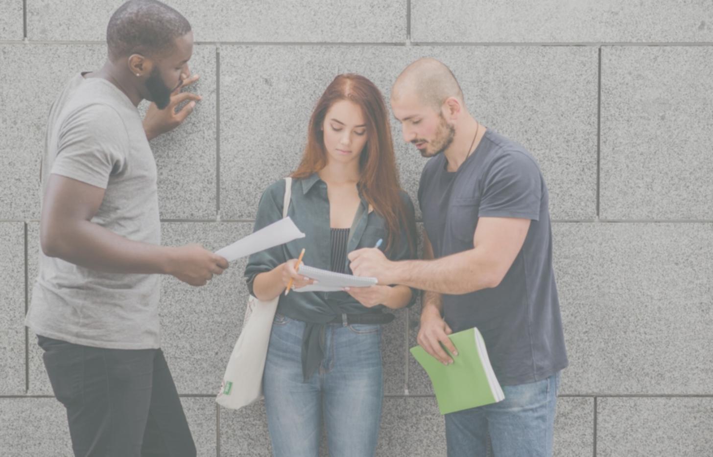 Teamwork und kollaborative Strategieentwicklung in modernem Büroumfeld